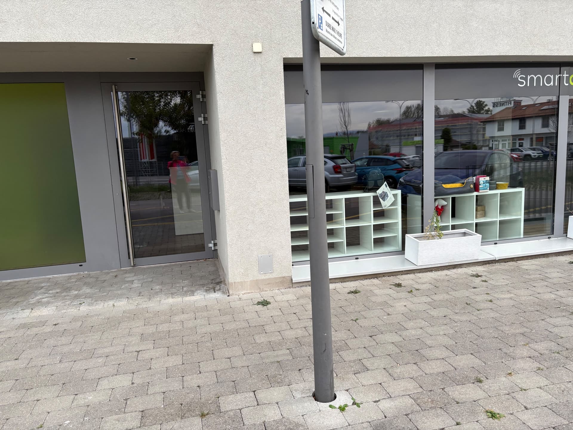 Local commercial avec vitrine — Saint-Sulpice
